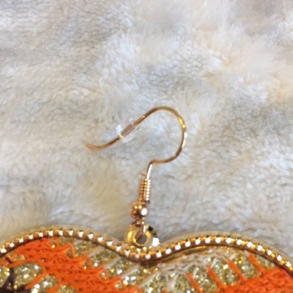 Crocheted Autumn Heart Fashion Earrings Boho Gold Alloy NWT 2.25” lightweight - Picture 6 of 16